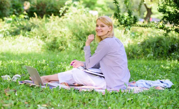 Mujer con portátil sentarse prado hierba. Los mejores trabajos para trabajar remotamente. La mujer de negocios freelance trabaja al aire libre. Concepto de trabajo remoto. Manténgase libre con trabajo remoto. Gestión remota de negocios al aire libre — Foto de Stock