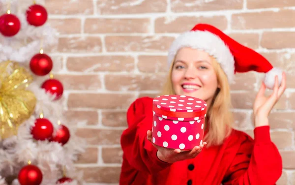 Chica feliz en sombrero de Santa Claus. Fiesta de año nuevo. entrega regalos de Navidad. Mujer sonriente celebrando la Navidad. Feliz Navidad y feliz año nuevo. Pequeña magia navideña. Pequeño secreto — Foto de Stock