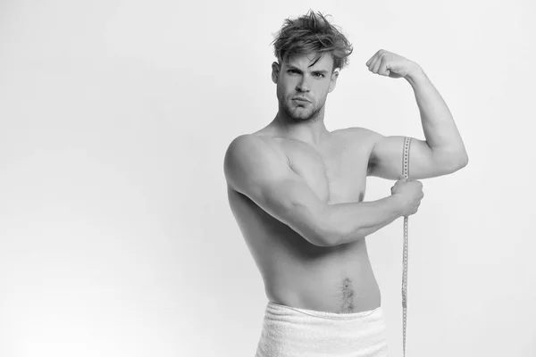 Guy s ručníkem a flexibilní pravítko izolované na bílém pozadí — Stock fotografie