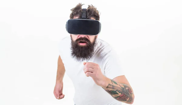 Ο άνθρωπος γένια gamer Vr γυαλιά, άσπρο φόντο. Έννοιας παιχνίδι εικονικής πραγματικότητας. Κυβερνο-αθλητισμός. Άντρας με κεφάλι τοποθετημένο οθόνη αλληλεπιδρούν εικονικής πραγματικότητας. Hipster Παίξτε εικονική άθλημα παιχνίδι. Εικονική αγώνα — Φωτογραφία Αρχείου