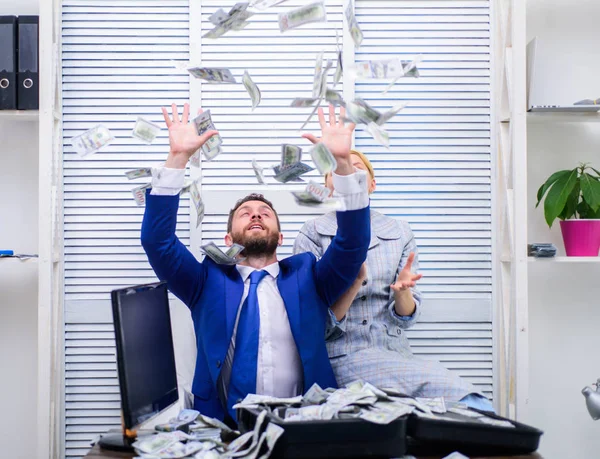 Business, mensen en Financiën concept. Zakenman weergeven een verspreiding van contant geld. Financiële markt. Man vrolijk gelukkig zakenman met stapel dollar biljetten. — Stockfoto