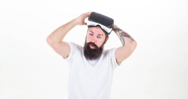 Adam Vr gözlük beyaz arka plan çıkarmak hipster sakallı. Sanal gerçeklik tarafından etkilendim. Adam kafa monte ile sanal gerçeklik görüntüler. Hipster sanal gerçeklik boğulmuş. Etkileyici sanal gerçeklik