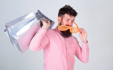 Nasıl sonraki tatil için hazır olun. Adam hipster giyim güneş gözlüğü tutun grup alışveriş torbaları sakallı. Üstünde siyah Cuma alışveriş. Mutlu grup kağıt torbalar ile alışveriş. Alışveriş bağımlısı tüketici