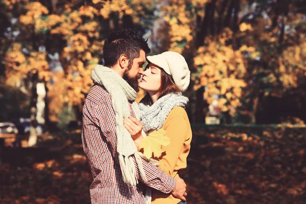 Jovem casal se divertindo no parque de outono — Fotografia de Stock