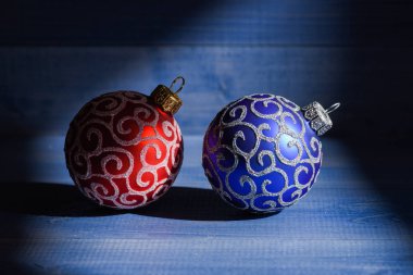 Geleneksel oyuncaklar ile Noel ağacı süsleyin. Yeni yıl ve Noel tatili sembolü. Noel kutlaması. Kış tatil kavramı. Noel top dekorasyonda vintage ahşap zemin üzerine gölge
