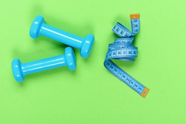 Barbell yanında mezura rulo. Şekillendirme ve fitness