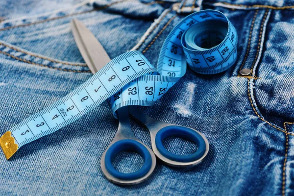 Medir fita enrolada em torno de tesoura de metal como fazer conceito de roupas — Fotografia de Stock