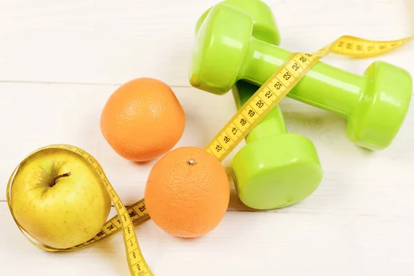 Opleiding concept, halters gewicht met meetlint, fruit — Stockfoto