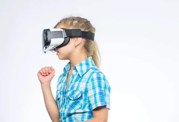 Futuro digital e inovação. Criança pequena no fone de ouvido VR. Criança pequena usa óculos VR sem fio. O miúdo feliz usa tecnologia moderna. Menina vestindo óculos de realidade virtual. Usando tecnologias de RV — Fotografia de Stock