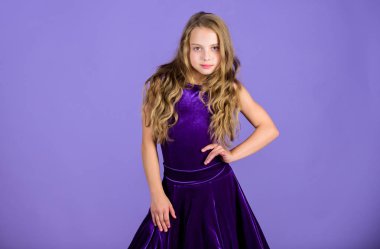 Çocuk moda elbise çok güzel görünüyor. Balo Salonu giyim moda kavramı. Çocuk dansçı konser kıyafeti ile memnun. Balo Salonu moda. Kız çocuk mor kadife elbise giymek. İçin balo salonu dans giyim