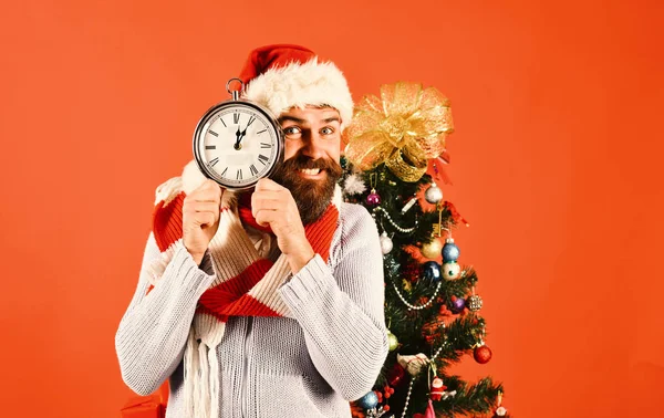 Ano Novo e conceito de tempo de Natal. Um tipo de chapéu vermelho — Fotografia de Stock