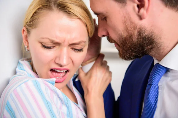 Acoso sexual en el trabajo y el lugar de trabajo. Conflicto del gerente. Víctima de agresión sexual y acoso en el lugar de trabajo . — Foto de Stock