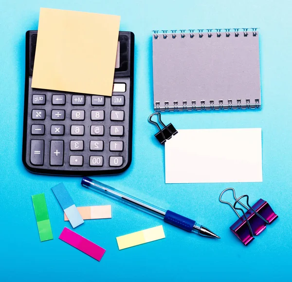 Schrijfgerei en rekenmachine. Kantoorbenodigdheden en zakelijk ideeënconcept — Stockfoto