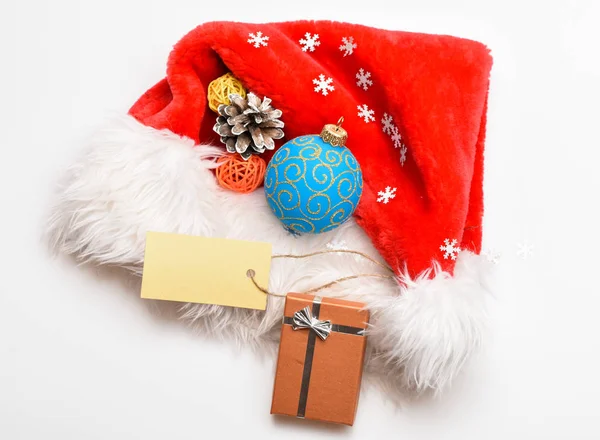겨울 방학의 특성입니다. 새 해와 크리스마스 축 하 크리스마스 선물 상자 산타 모자입니다. 가족 전통 유지. 빨간 모자 산타 흰색 배경 최고 볼 수 있습니다. 산타 로부터 크리스마스 선물 — 스톡 사진