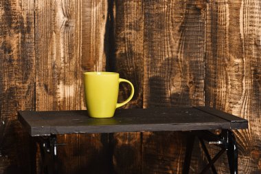 ahşap duvar arka plan üzerinde çay veya kahve Kupası