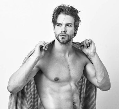 Vücut geliştirmeci seksi gövde ve altı paketleri ile mavi bornoz.