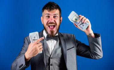Nakit kolay ve hızlı bir şekilde olsun. Nakit işlem iş. Adam mutlu kazanan zengin doları banknot yığını mavi arka plan tutun. Kolay nakit krediler. Piyango kavramı kazanmak. İşadamı nakit para var.