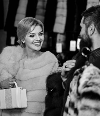 Zerafet ve glamour kavramı. Kadın satın kürklü ceket