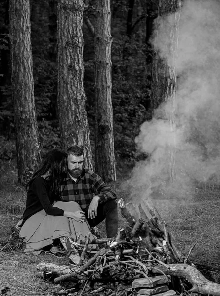 Par i kärlek på picknick med eld i skogen, — Stockfoto