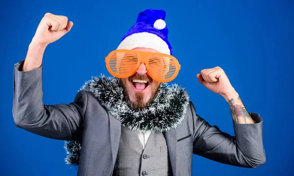 Firmenweihnachtsfeier. Der bärtige Hipster trägt Weihnachtsmütze und eine lustige Sonnenbrille. Manager Lametta bereit feiern das neue Jahr. Corporate Holiday Party Ideen, die Mitarbeiter lieben werden. Büro für Weihnachtsfeier — Stockfoto