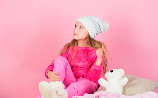 Criança menina pequena brincalhão segurar ursinho brinquedo de pelúcia. Kid bonito menina jogar com brinquedo macio ursinho de pelúcia fundo rosa. Anexos únicos a animais de pelúcia. Ursos de pelúcia melhorar o bem-estar psicológico — Fotografia de Stock