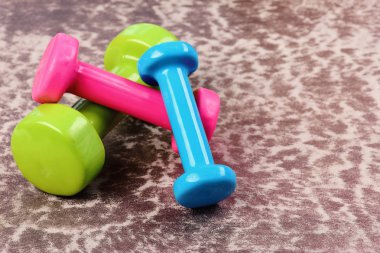 Plastik Bordo doku arka plan üzerinde halter