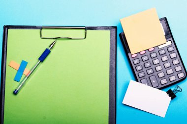 Farklı renk kalem yeşil küçük klasörde yakınındaki yer imleri