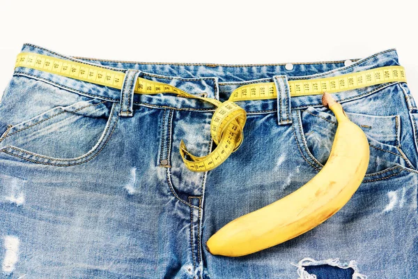 Jeans com fita métrica em vez de cinto sobre fundo branco — Fotografia de Stock