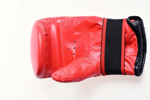 Luvas de boxe na cor vermelha isoladas no fundo branco. — Fotografia de Stock