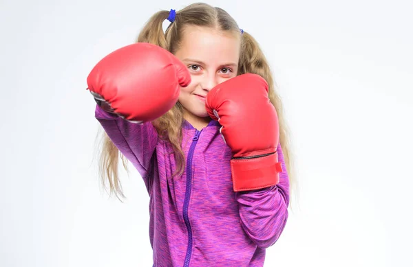 Liten flicka i boxning handskar stansning. träning med coach. Kampen. Boxer barn träning, hälsosam kondition. knockout och energi. Sport framgång. Sport och sportkläder mode. Jag är bäst. — Stockfoto