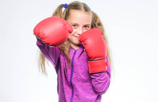 Маленькая девочка в боксёрских перчатках. тренировки с тренером. Бой. Боксер детская тренировка, здоровая физическая подготовка. Нокаут и энергия. Спортивный успех. Спортивная и спортивная мода. Я лучший
.