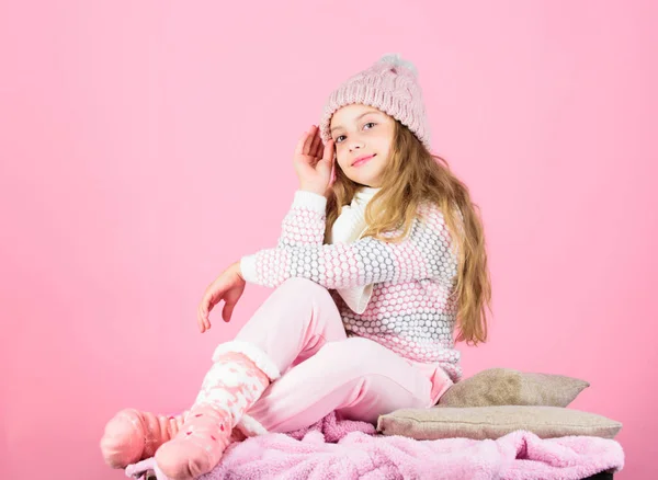 겨울 패션 따뜻한 옷 개념입니다. 아이 긴 머리 따뜻한 모직 모자 따뜻한을 즐길 수 있습니다. 계속 됩니다 따뜻한 액세서리 편안한이 겨울. 아이 여자 착용 니트 따뜻한 모자 핑크 backgroun 휴식 — 스톡 사진