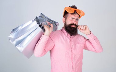 Üstünde siyah Cuma alışveriş. Mutlu grup kağıt torbalar ile alışveriş. Alışveriş bağımlısı tüketici. Adam hipster giyim güneş gözlüğü tutun grup alışveriş torbaları sakallı. Gelecek tatilinizi için hazır almak nasıl