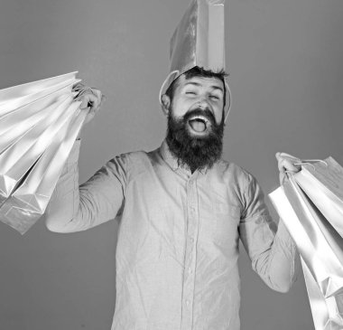 Hipster neşeli yüzü olan hediyeler, Doğum günü kutlama kavramı açma sahiptir. Rüya hediye almak için mutlu son moda sakallı adam. Mavi zemin üzerine sevinç dan bağırarak pembe gömlekli sakallı adam.