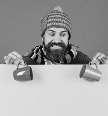 Sonbahar ve sıcak içecek konsepti. Sıcak şapkalı adam.