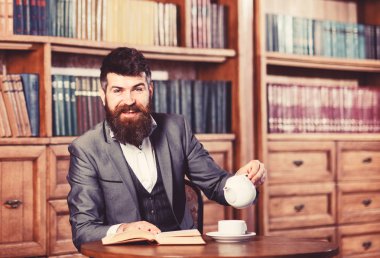 Çekici adam kütüphanede üzerinde