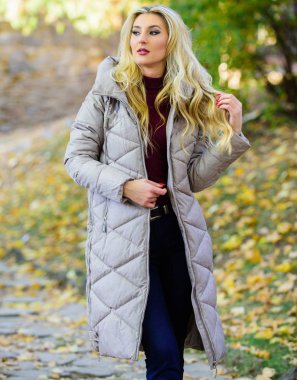 Kadın giyim sıcak gri ceket. Ceket herkesin olmalı. Büyük boy ceket trendi. Nasıl rock yıldızı gibi kirpi ceket. Kirpi balığı moda trend kavramı. Kız moda sarışın sonbahar parkta yürümek