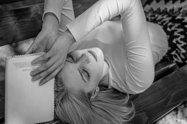 Anlamak için biraz zamana ihtiyacım var. Sadece bitmiş okuma. Bayan gayet sakin kalın kitap Bahçe güneşli bir gün. Kız tezgah rahatlatıcı kitap, yeşil doğa arka plan ile yatıyordu. Kadın boğulmuş bitirdikten sonra kitap