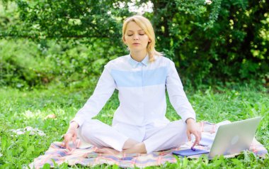 Neden her gün meditasyon. Dakika dinlenmek için bulmak. Zihnini boşalt. Kız halı yeşil çim çayır doğa arka plan üzerinde meditasyon. Her gün meditasyon. Pratik meditasyon rahatlatıcı kadın