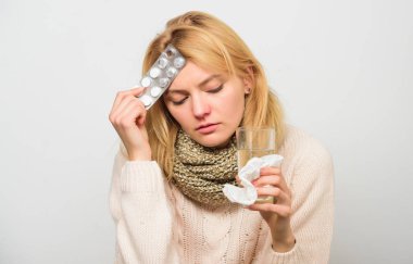 Ateş tedavisi için ilgili yönergeler. En iyi Redüktör ateş. Kız acı baş ağrısı ve almak tıp. Baş ağrısı ve ateş ilaçları. Ateş azaltmak için ilaç alıyor. Kadın tousled saç eşarp tutun tablet blister