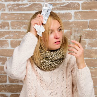 Baş ağrısı ve ateş ilaçları. Ateş azaltmak için ilaç alıyor. Ateş kırma hakkında bilinmesi gerekenler. Kadın tousled saç eşarp cam su tutun ve tablet blister. Kız ateş acı ve ilacı