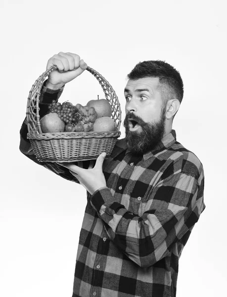 Kerl hält hausgemachte Ernte. Landwirt mit überraschtem Gesicht — Stockfoto