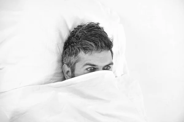 Incubo e concetto di paura. L'uomo vuole stare a letto — Foto Stock