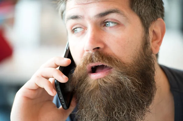 Kommunikációs koncepciót. Férfi szakáll és bajusz mozgatható telefon beszélgetés defocused háttér. Szakállas ember tartsa mozgatható telefon. Szakállas csípő kommunikálni smartphone hívás. Mobil kommunikáció — Stock Fotó