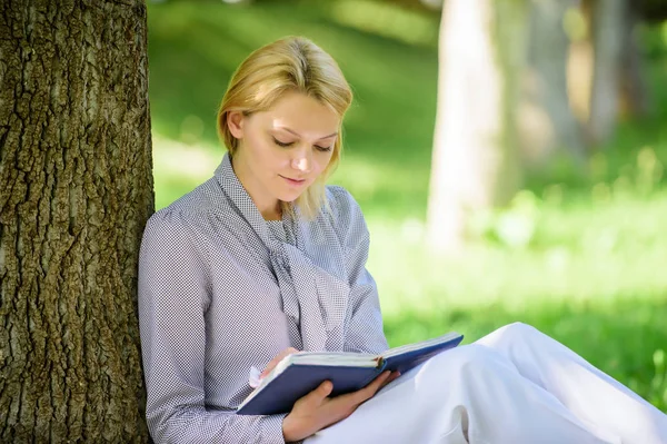 Bestseller top lijst. Boeken elk meisje moet lezen. Ontspannen ontspanning een hobby-concept. Beste zelfhulp boeken voor vrouwen. Meisje geconcentreerde sit park mager boomstam lezen boek. Lezing inspirerende boeken — Stockfoto