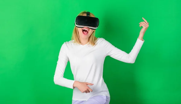 Jovem incrível tocando o ar durante a experiência de RV. Mulher bonita jogando jogo em óculos de realidade virtual. Mulher vestindo óculos de realidade virtual. Uma realidade virtual . — Fotografia de Stock