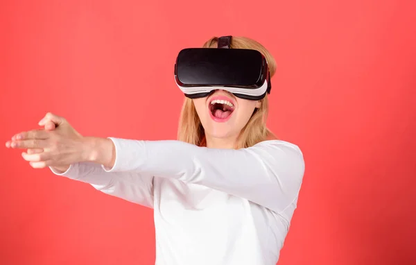 A nő segítségével virtuális-valóság sisak. Boldog fiatal nő visel a virtuális valóság szemüveg, néz mozi vagy játék video játékok. Magabiztos fiatal nő mosolyogva és kiigazítására a virtuális-valóság sisak. — Stock Fotó