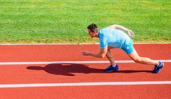 Boost snelheid concept. Man atleet runner duwen beginnen positie stadion pad zonnige dag. Loper sprintrace stadium. Loper gevangen in de bewegings net na de start van de race. Hoe te beginnen met — Stockfoto