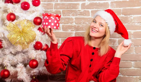 Livraison cadeaux de Noël. Fête du Nouvel An. fille heureuse dans santa claus chapeau. Femme souriante célébrant Noël. Joyeux Noël et bonne année. Nouvel an 2019 arrive. Décor festif Photos De Stock Libres De Droits