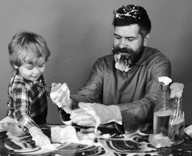 Baba ve çocuk temizlik yaparken eğleniyorlar..